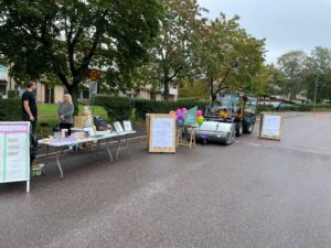 Vi kommer vara med på marknaden i år också med lotteri som förtjänsten går direkt till barncancerfonden (5:- per lott). Alla priser kommer från företag i storfors. Vi kommer även bjuda kaffe och saft.